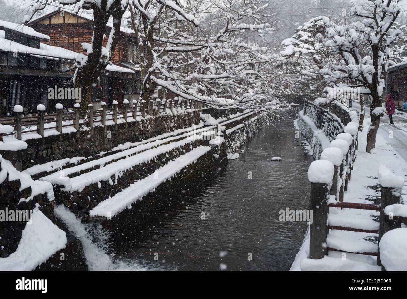 27.12.2017, Takayama, Gifu, Giappone, Asia - un paesaggio invernale innevato con case residenziali sulla riva del fiume Enako vicino alla città vecchia. [traduzione automatizzata] Foto Stock