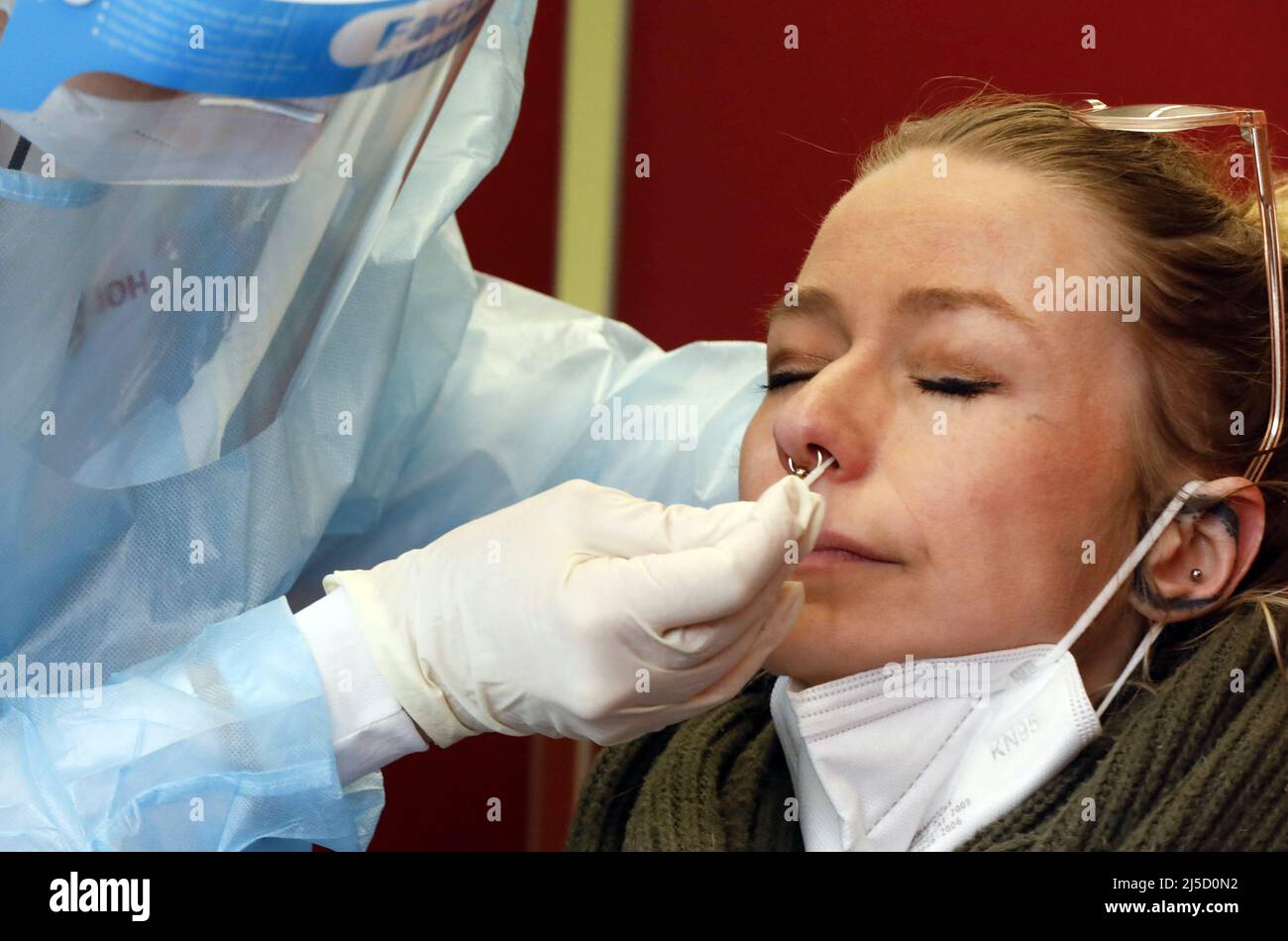 Eberswalde, DEU, 03/17/2021 - una donna viene testata in un centro di test rapido Corona gestito da Johannitre Unfallhilfe. Una volta alla settimana, chiunque in Germania può essere testato gratuitamente per il virus Corona. [traduzione automatizzata] Foto Stock