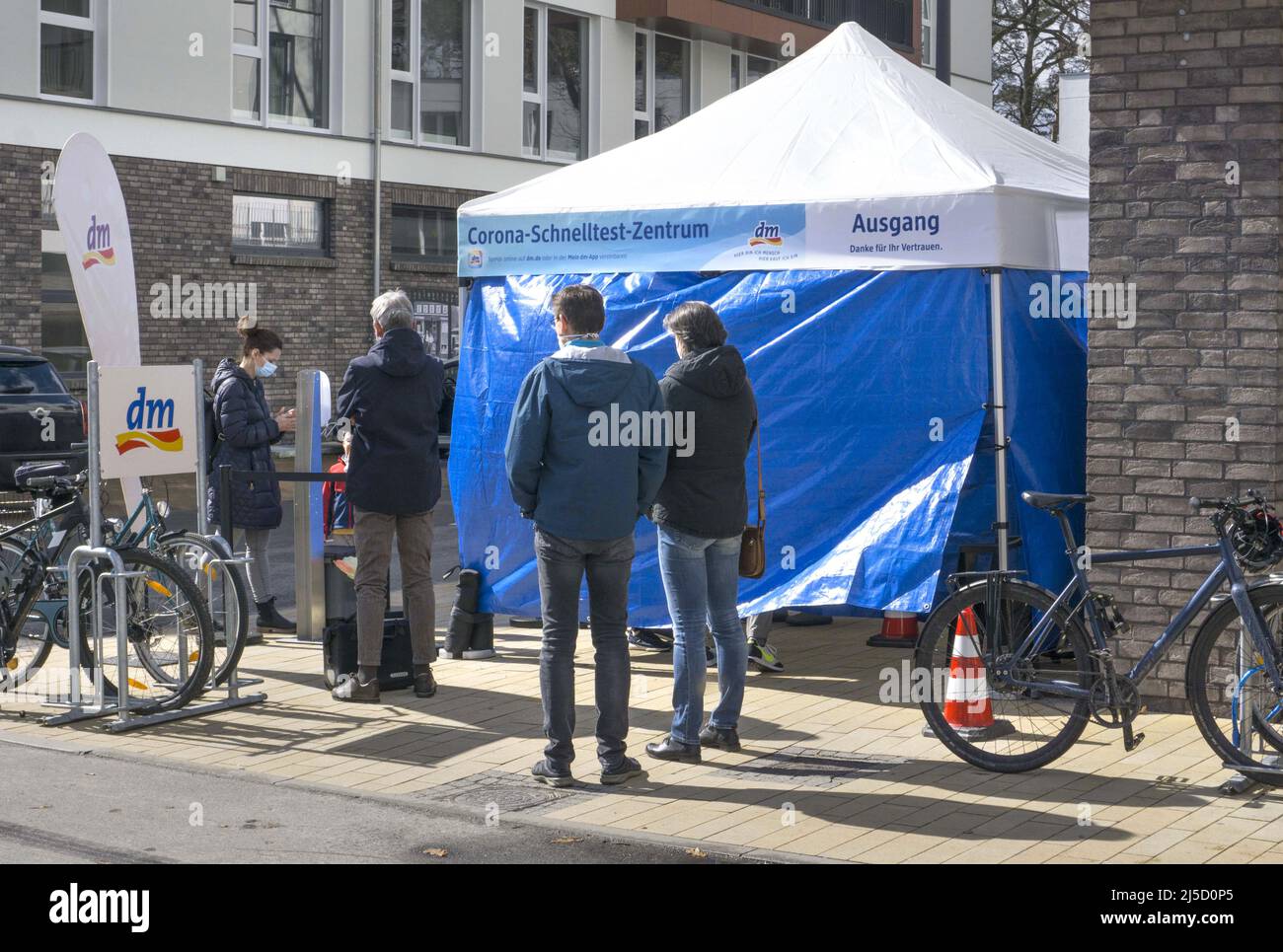 Potsdam, DEU, 27.03.2021 - coda in un centro di test del cordone di Corona della catena di farmacia dm. I clienti che desiderano effettuare acquisti al dettaglio nell'area di Potsdam devono presentare un test Corona negativo. [traduzione automatizzata] Foto Stock
