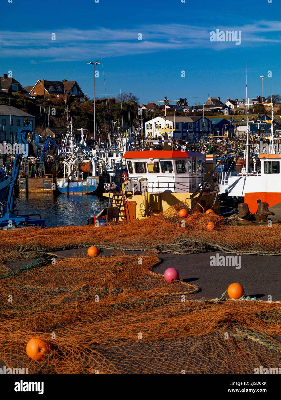 Reti posate per asciugare e barche da pesca a Kilkeel Harbour, County Down, Irlanda del Nord Foto Stock