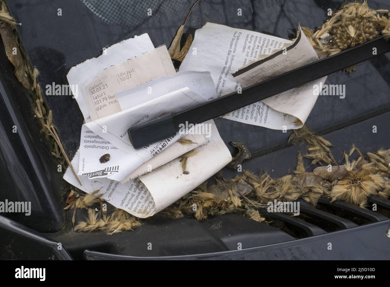 Berlino, 09.04.2021 - i biglietti per il parcheggio presso l'ufficio ordini pubblici sono collegati al tergicristallo di un'auto... [traduzione automatizzata] Foto Stock
