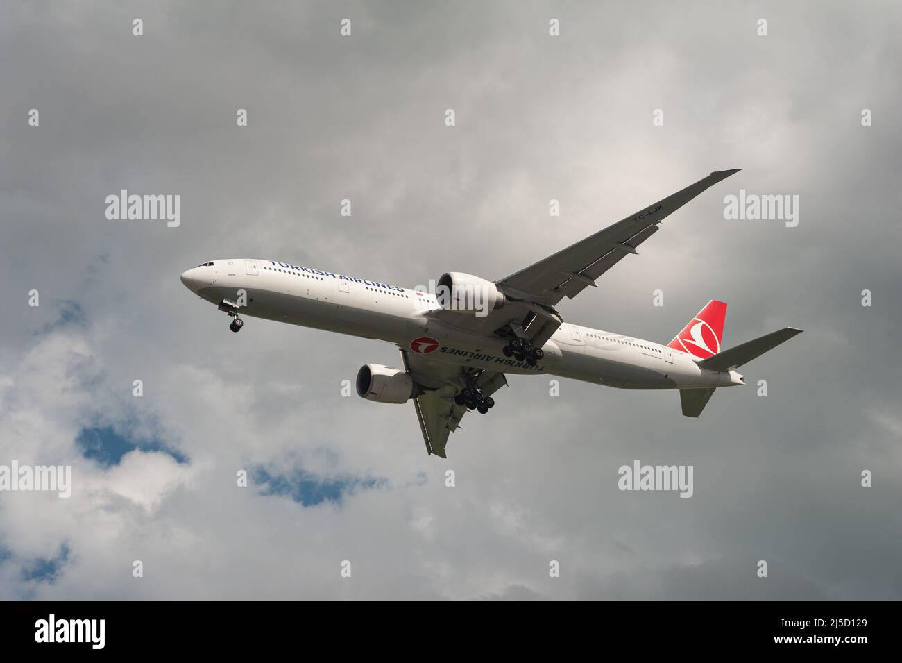 07 aprile 2021, Singapore, Repubblica di Singapore, Asia - un velivolo da passeggeri Boeing 777-300 ER della Turkish Airlines con registrazione TC-LJK sull'approccio all'Aeroporto Internazionale di Changi durante la crisi di Corona in corso. Turkish Airlines è membro dell'alleanza delle compagnie aeree Star Alliance. [traduzione automatizzata] Foto Stock