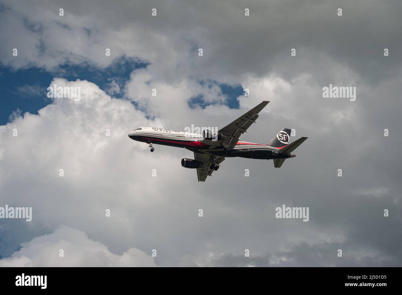 07 aprile 2021, Singapore, Repubblica di Singapore, Asia - un aeromobile da carico SF Airlines (Shun Feng Airlines) Boeing 757-200 con registrazione B-2821 sull'approccio all'Aeroporto Internazionale di Changi durante la crisi di Corona in corso. [traduzione automatizzata] Foto Stock