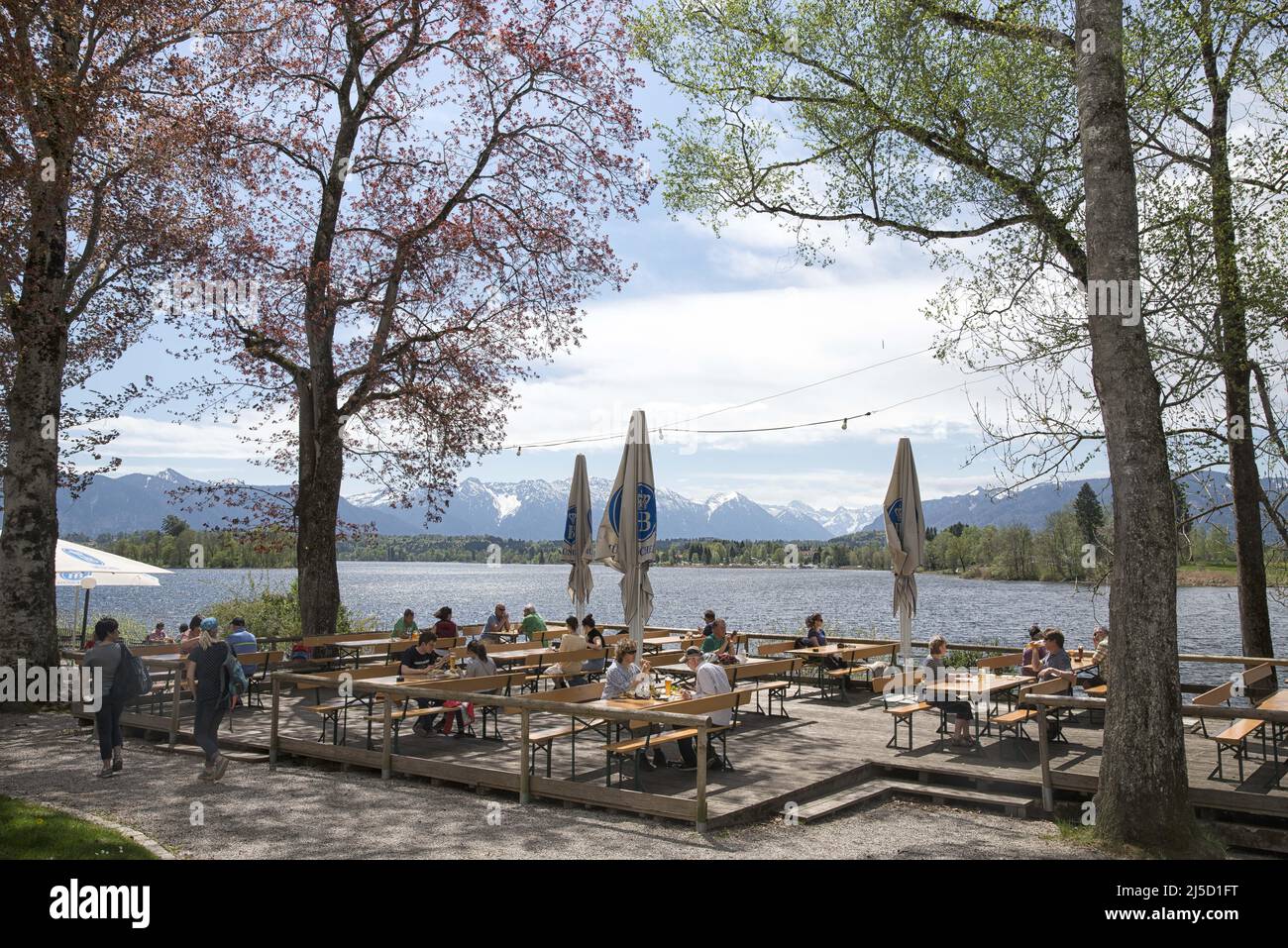 La birreria all'aperto del ristorante sul lago Alpenblick a Uffing am è stata riaperta il 11 maggio dopo una lunga interruzione di Corona. [traduzione automatizzata] Foto Stock