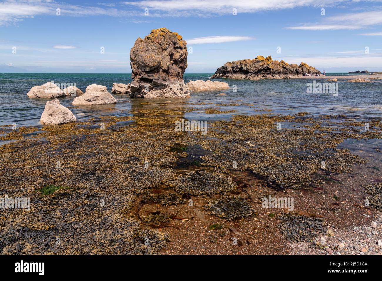 Spiaggia rocciosa a Dunure sulla costa dell'Ayrshire della Scozia Foto Stock