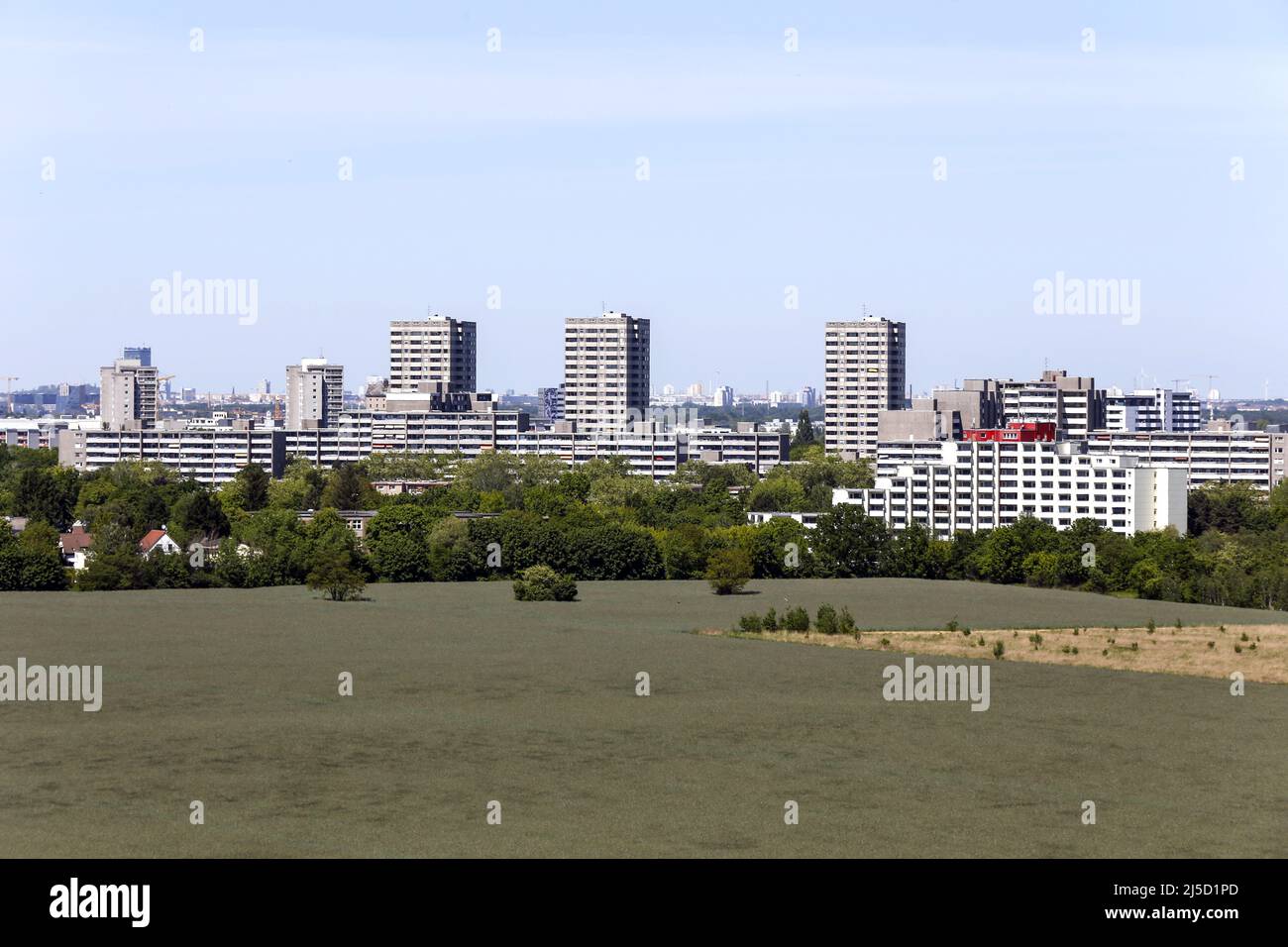 Berlino, 31.05.2021 - Vista sul Gropiusstadt di Berlino. Gropiusstadt è un distretto di Neukoelln, nel distretto di Berlino. Fu creato dal 1962 al 1975 in quella che allora era Berlino Ovest come una tenuta abitativa tra i vecchi insediamenti di Britz, Buckow e Rudow. [traduzione automatizzata] Foto Stock
