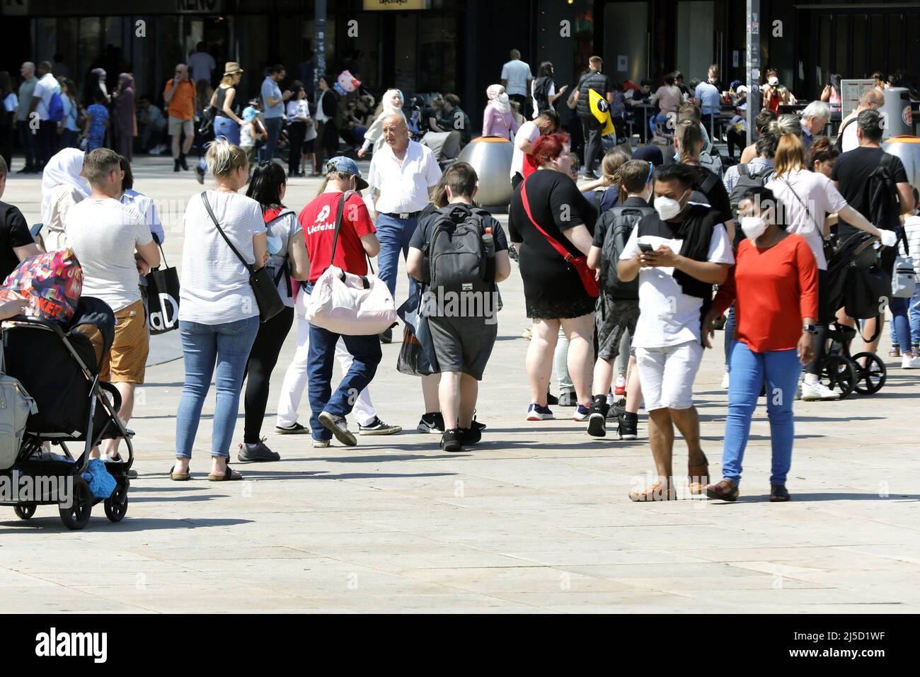 Berlino, 05.06.2021 - lunga coda di fronte ad un negozio all'Alexanderplatz di Berlino. Dopo che i valori di incidenza cadono e il blocco finisce, più vita ritorna alle città. [traduzione automatizzata] Foto Stock