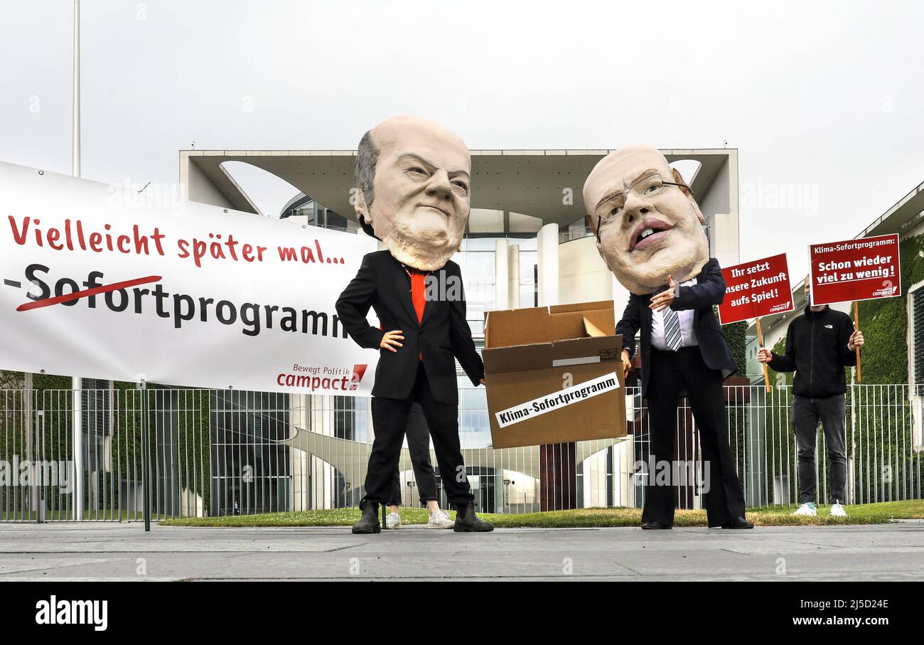 Berlino, 23.06.2021 - gli attivisti del Campact hanno dimostrato, prima della riunione del gabinetto presso la Cancelleria, il nuovo programma di emergenza climatica della CDU/CSU e della SPD con maschere del Ministro federale dell'economia Peter Altmaier (CDU) e del Ministro federale delle finanze OLAF Scholz (SPD). [traduzione automatizzata] Foto Stock