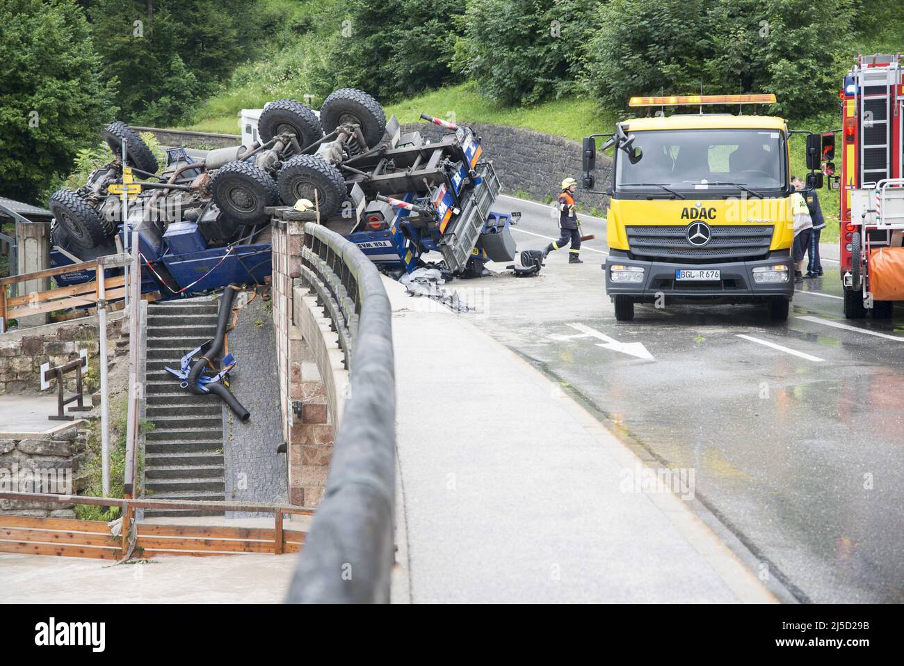 Acque alte e inondazioni dopo le tempeste in Berchtesgadener Land in alta Baviera - 18 luglio 2021. Qui una strada impraticabile con un camion rovesciato. Foto: Sebastian Beck [traduzione automatizzata] Foto Stock