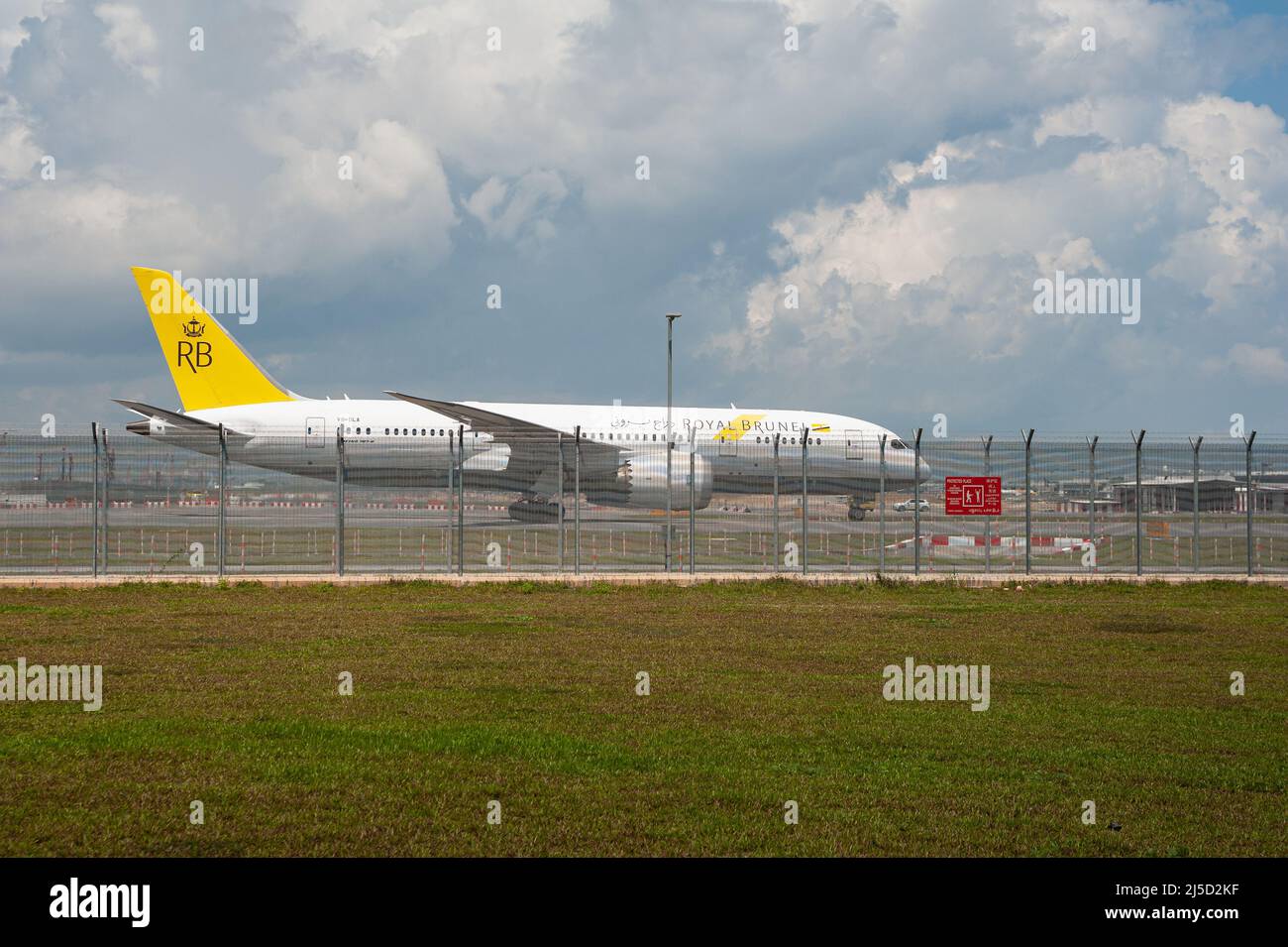 10 agosto 2021, Singapore, Repubblica di Singapore, Asia - un aereo passeggeri Royal Brunei Airlines Boeing 787-8 Dreamliner con registrazione V8-DLA all'Aeroporto Internazionale Singapore Changi durante la crisi di Corona in corso. [traduzione automatizzata] Foto Stock