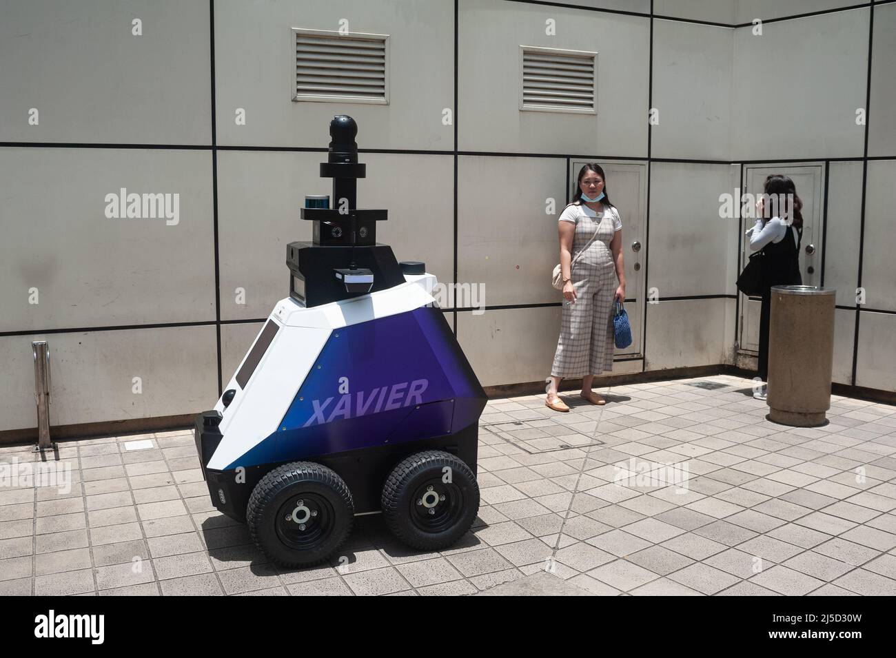 15 settembre 2021, Singapore, Repubblica di Singapore, Asia - un robot autonomo di nome Xavier dallo sviluppatore HTX (Home Team Science and Technology Agency) commissionato dal Ministero degli Affari interni, pattuglia fuori di un centro commerciale in un quartiere residenziale. In questo processo, il robot high-tech pattuglia e assiste il personale dell'applicazione della legge nel rispetto delle norme di sicurezza e salute pubblica. Durante una corsa di prova di tre settimane, rileva automaticamente comportamenti sociali indesiderati come il fumo nelle zone non fumatori, il commercio illegale di strada, le violazioni del traffico e dei parcheggi, e l'accumulo di Foto Stock