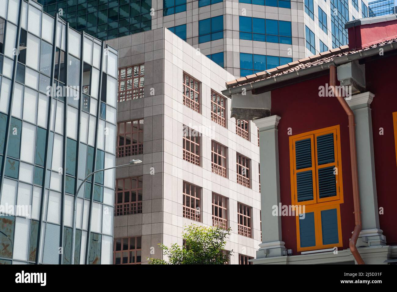 15.09.2021, Singapore, Repubblica di Singapore, Asia - paesaggio urbano con diversi modelli di facciata di diversi tipi di edifici nel business center durante la crisi di Corona in corso. Il numero di nuove infezioni locali con il virus COVID-19 è il più alto dall'aprile dello scorso anno con più di 800 infezioni. Nel frattempo, 82 della popolazione sono state vaccinate due volte. [traduzione automatizzata] Foto Stock