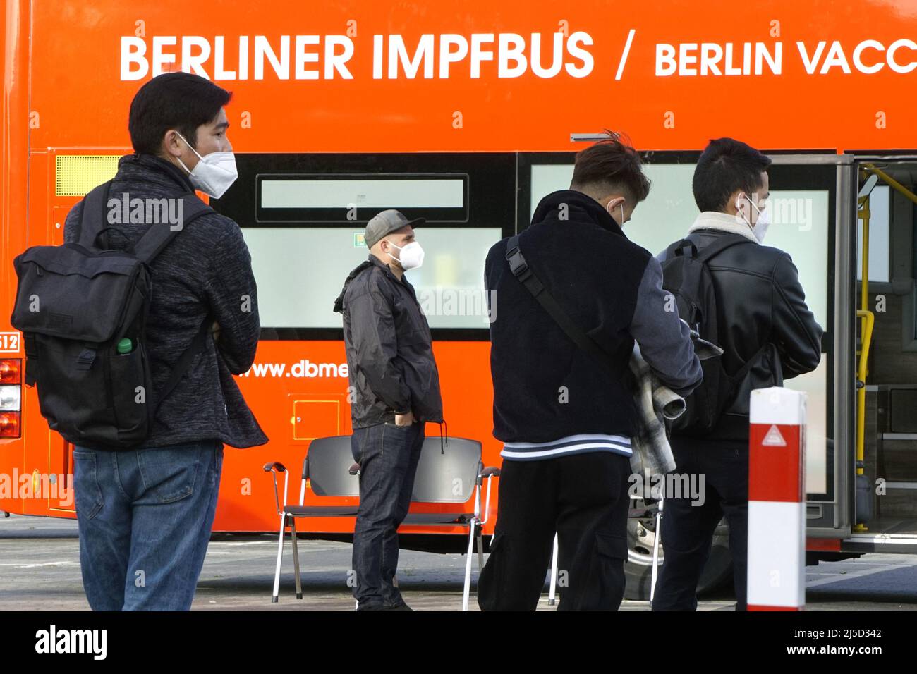 Berlino, 01.10.2021 - coda al bus di vaccinazione di Berlino al centro Dong Xuan nel distretto di Lichtenberg di Berlino. Gli autobus per le vaccinazioni di Berlino attraverseranno la capitale da ottobre. Il principio attivo di Moderna sarà vaccinato. [traduzione automatizzata] Foto Stock