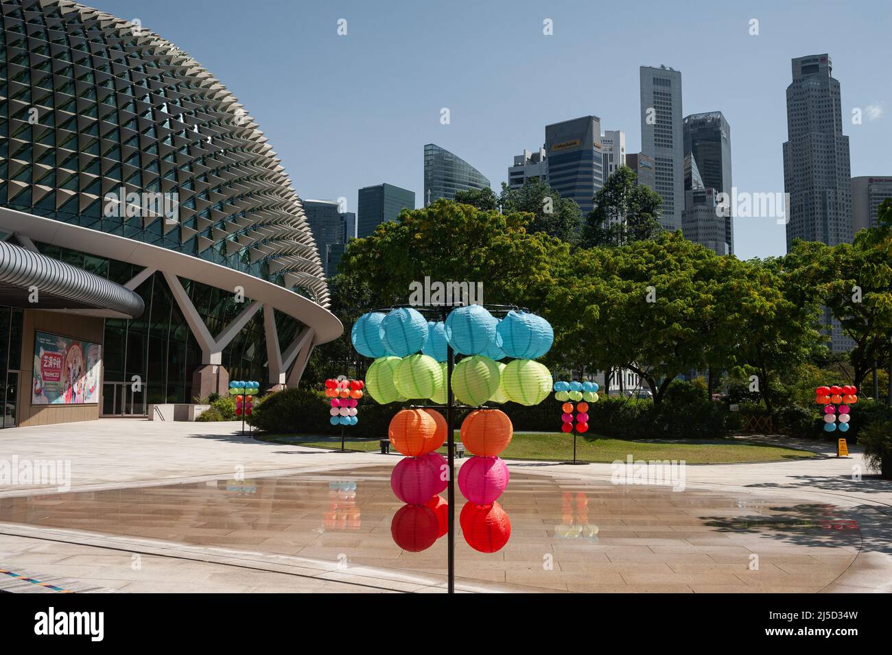 23 settembre 2021, Singapore, Repubblica di Singapore, Asia - Vista della citta' con lo skyline del quartiere degli affari e i grattacieli a Raffles Place e Marina Bay visti dall'Esplanade Park durante la crisi di Corona in corso. Il numero di nuove infezioni locali con il virus COVID-19 è il più alto dall'inizio della pandemia, con oltre 1500 infezioni in un giorno. Nel frattempo, 82 della popolazione sono state vaccinate due volte. [traduzione automatizzata] Foto Stock