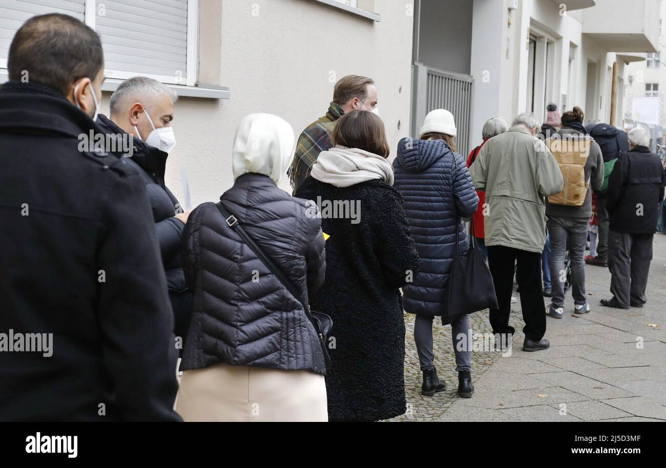 Berlino, 19 novembre 2021 - i vaccinati sono in attesa di una vaccinazione di richiamo contro il virus Covid-19 fuori dall'ufficio medico di Berlino. [traduzione automatizzata] Foto Stock