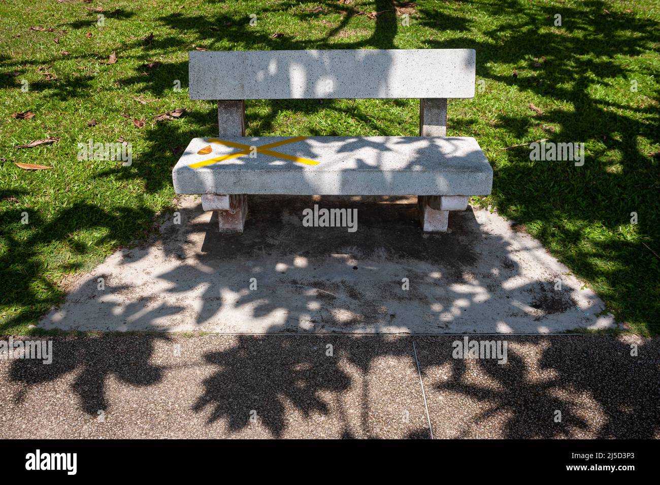 07/30/2020, Singapore, Repubblica di Singapore, Asia - misure di sicurezza che utilizzano un banco parzialmente nastrato per mantenere la distanza in un parco pubblico durante la pandemia di Covid-19 in corso. [traduzione automatizzata] Foto Stock