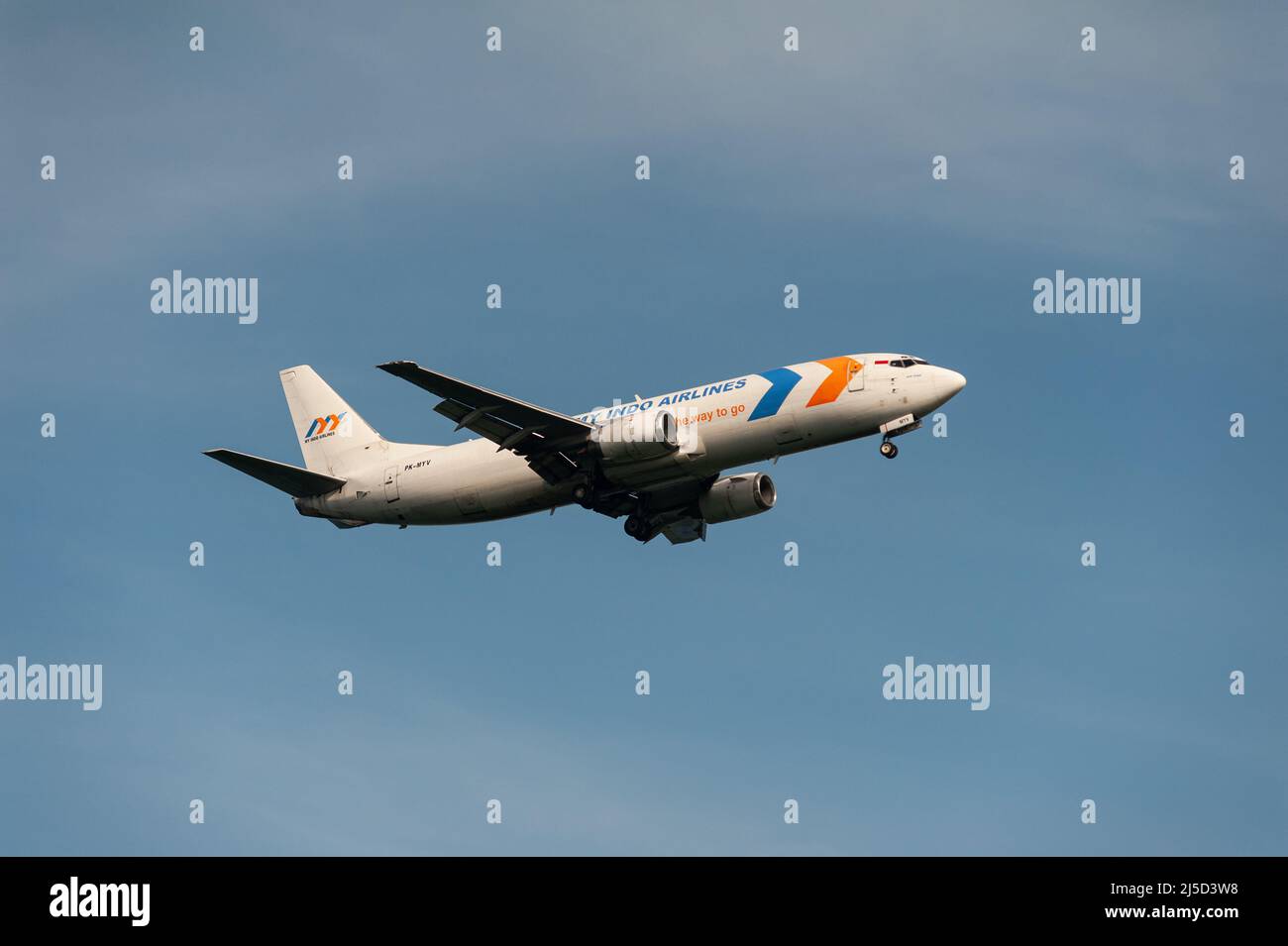 29 novembre 2021, Singapore, Repubblica di Singapore, Asia - una compagnia aerea indonesiana My Indo Airlines Boeing 737-400 freighter con registrazione PK-MYV sull'approccio all'Aeroporto Internazionale di Changi. [traduzione automatizzata] Foto Stock