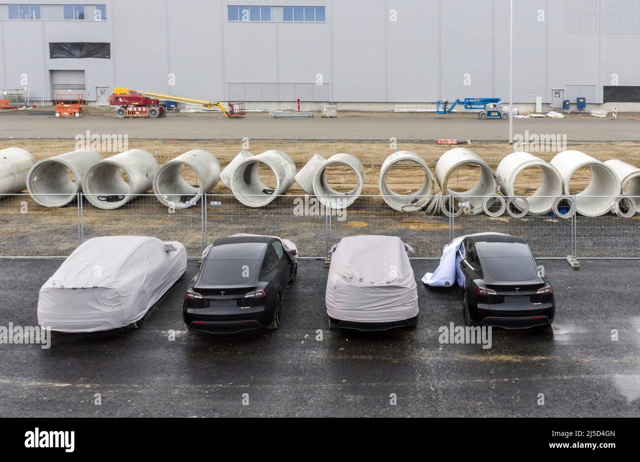 Gruenheide, 19.12.2021 - 4 i modelli Tesla Y si trovano presso il cantiere del Gigafactory di Gruenheide.sono i primi Teslas di pre-produzione ? Secondo Tesla, la produzione dovrebbe iniziare a breve. [traduzione automatizzata] Foto Stock