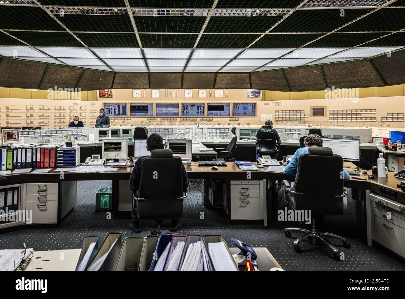 La centrale nucleare Isar 2 a Essenbach, nei pressi di Landshut. I sistemi della centrale sono monitorati nel centro di controllo nucleare, Baviera, Isar 2 è una delle centrali nucleari più potenti al mondo e sarà l'ultima centrale nucleare in Germania ad essere chiusa alla fine del 2022. [traduzione automatizzata] Foto Stock