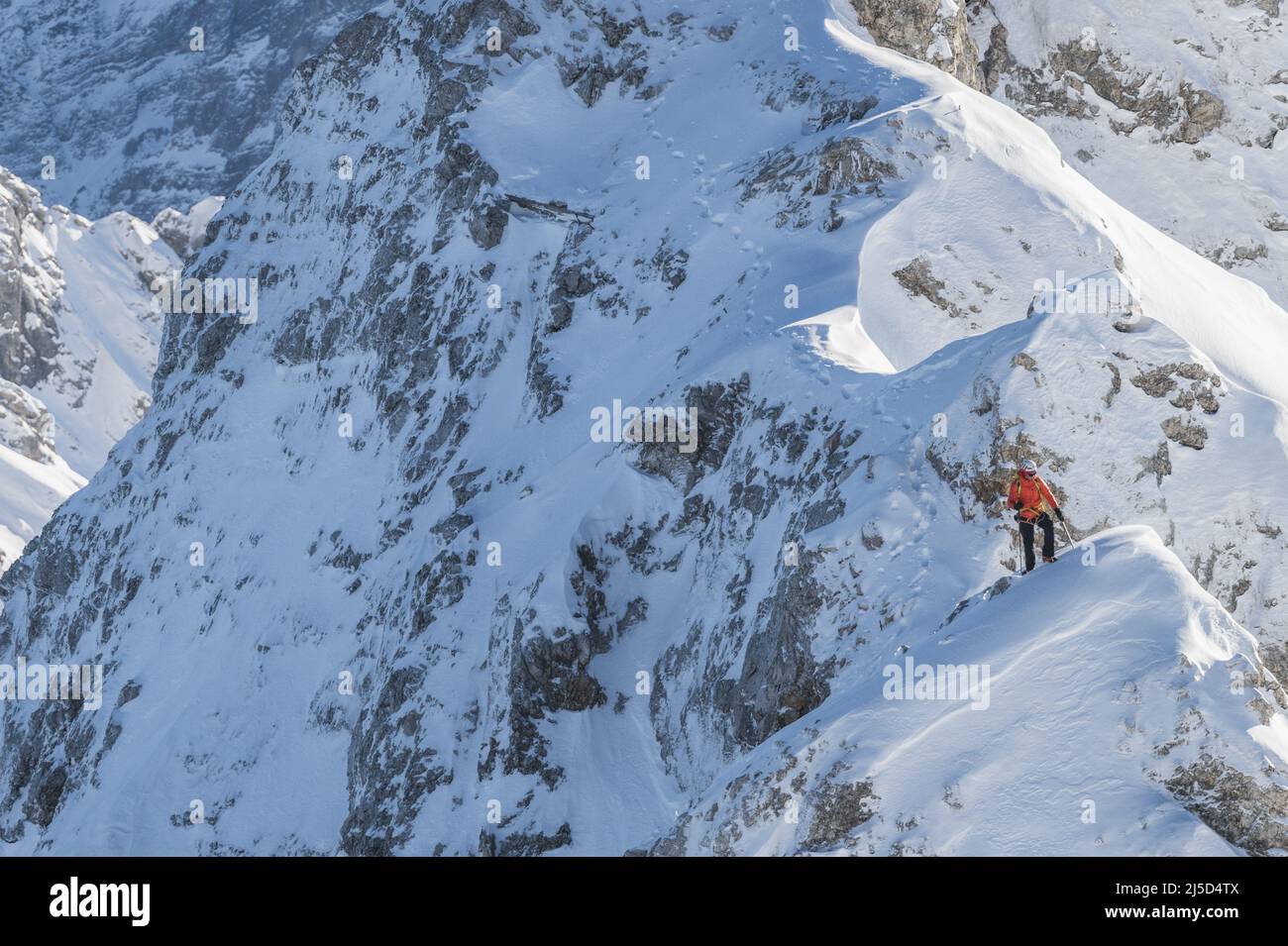 Scalatore sul Blassengrat nel massiccio dello Zugspitz non lontano dalla vetta dello Zugspitz, inverno, alpinismo, passeggiata sul crinale, Alpi, Bavaria [traduzione automatica] Foto Stock