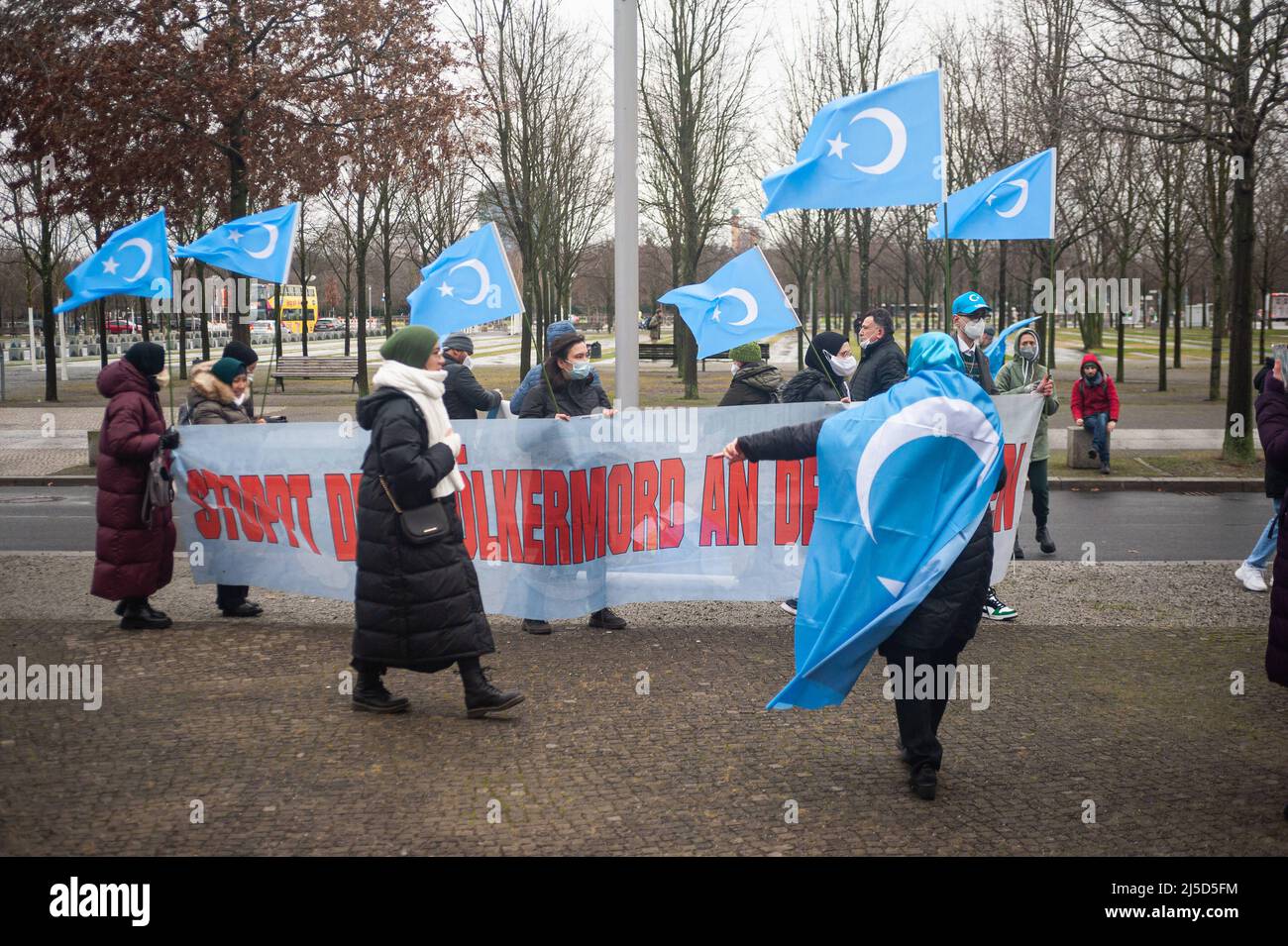 29 gennaio 2022, Berlino, Germania, Europa - manifestanti con striscioni, Cartelli di protesta e bandiere protestano contro il genocidio degli uiguri nella regione autonoma cinese dello Xinjiang e contro il rispetto dei diritti umani e chiedono un boicottaggio diplomatico delle Olimpiadi invernali del 2022 a Pechino in un raduno davanti all'Ufficio del Cancelliere tedesco nel distretto di Berlino-Mitte. [traduzione automatizzata] Foto Stock