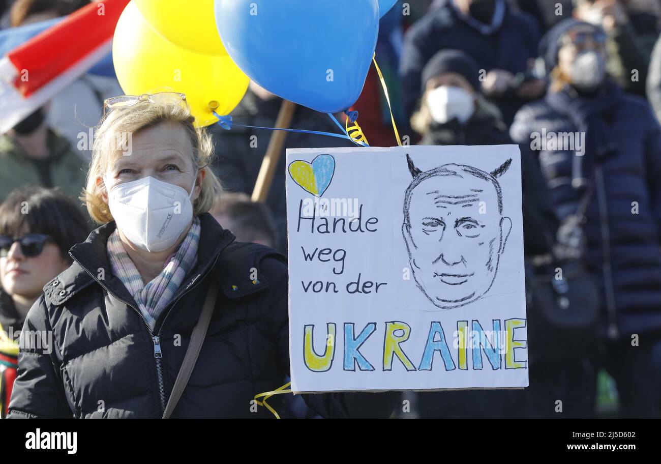 Berlino, 27.02.2022 - migliaia di persone si dimostrano a Berlino contro la guerra delle truppe russe in Ucraina. [traduzione automatizzata] Foto Stock