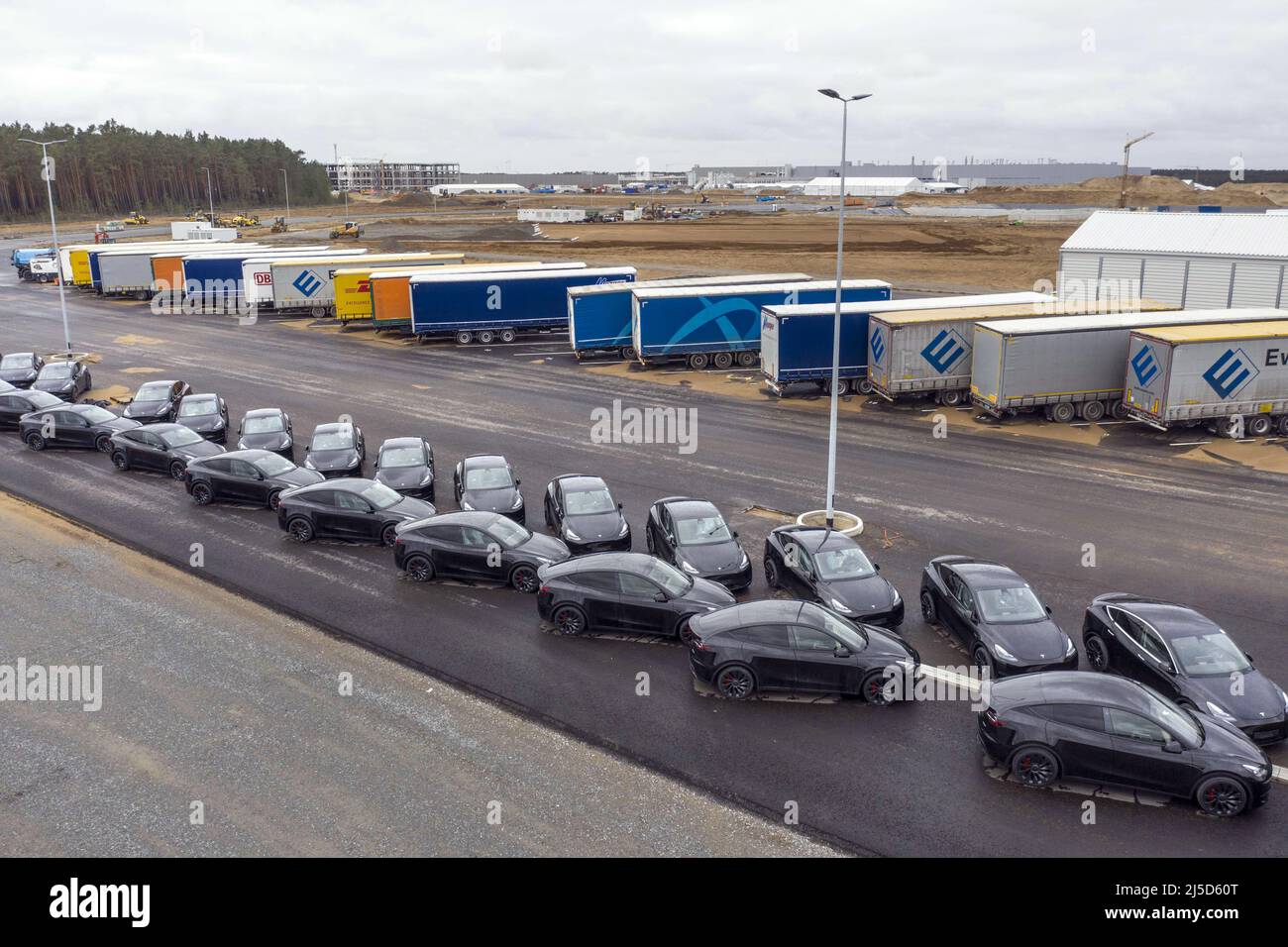 Gruenheide, 26 febbraio 2022 - veduta aerea del cantiere di fabbrica Tesla. Centinaia di modelli Tesla Y prodotti nel nuovo stand Gigafactory presso il cantiere del Gigafactory di Gruenheide.Tesla ha ricevuto l'autorizzazione delle autorità di costruire 2.000 enti prima dell'apertura ufficiale delle operazioni di prova. Queste automobili non andranno in vendita. [traduzione automatizzata] Foto Stock