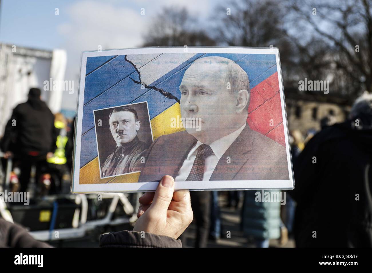 Berlino, 27.02.2022 - Un dimostratore ha un quadro con Putin e Hitler.migliaia di persone dimostrano a Berlino contro la guerra delle truppe russe in Ucraina. [traduzione automatizzata] Foto Stock