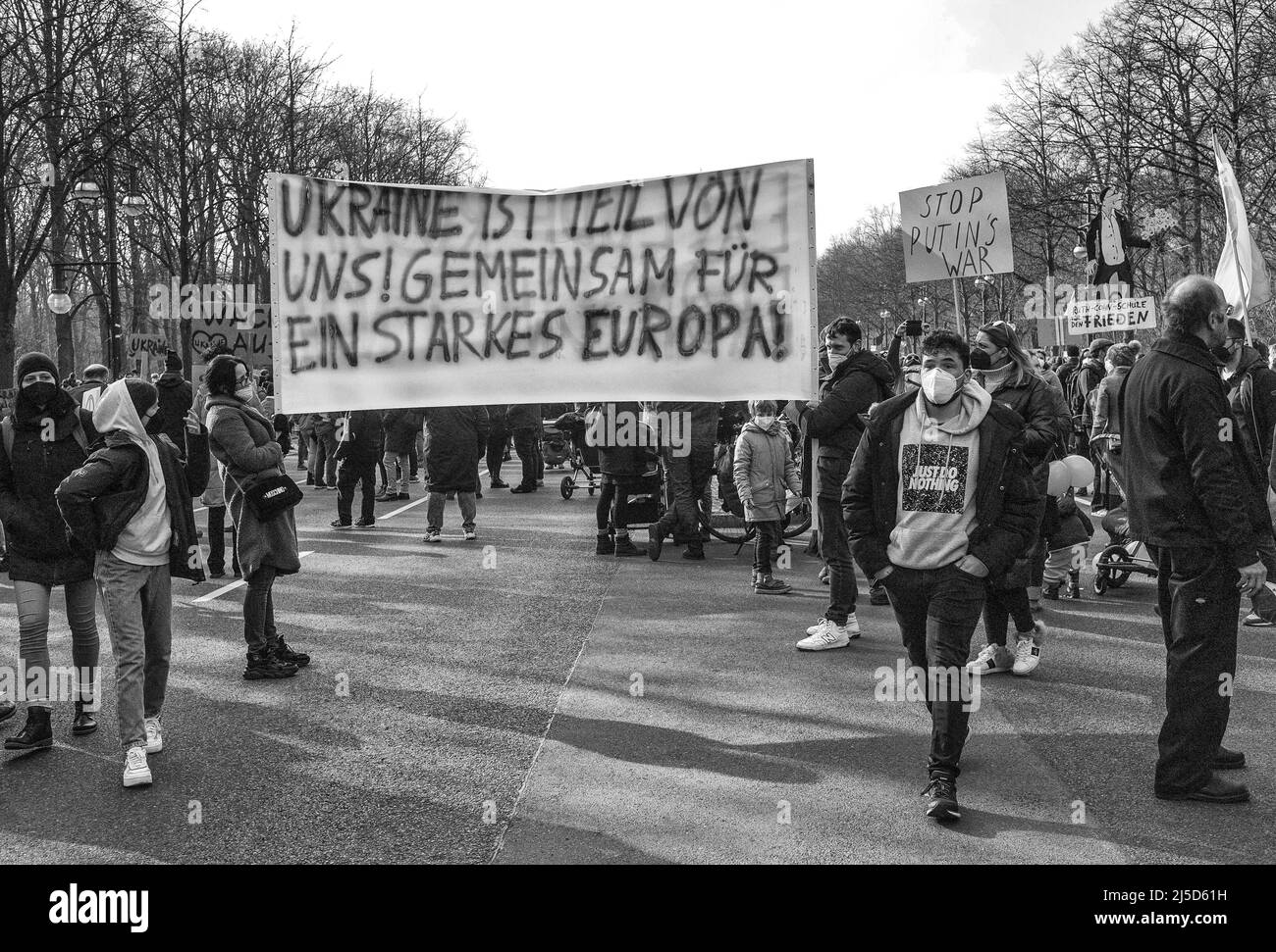 Germania, Berlino, 27 febbraio 2022. Manifestazione contro Putin e l'invasione russa dell'Ucraina a Berlino il 27 febbraio 2022. Banner [traduzione automatica] Foto Stock