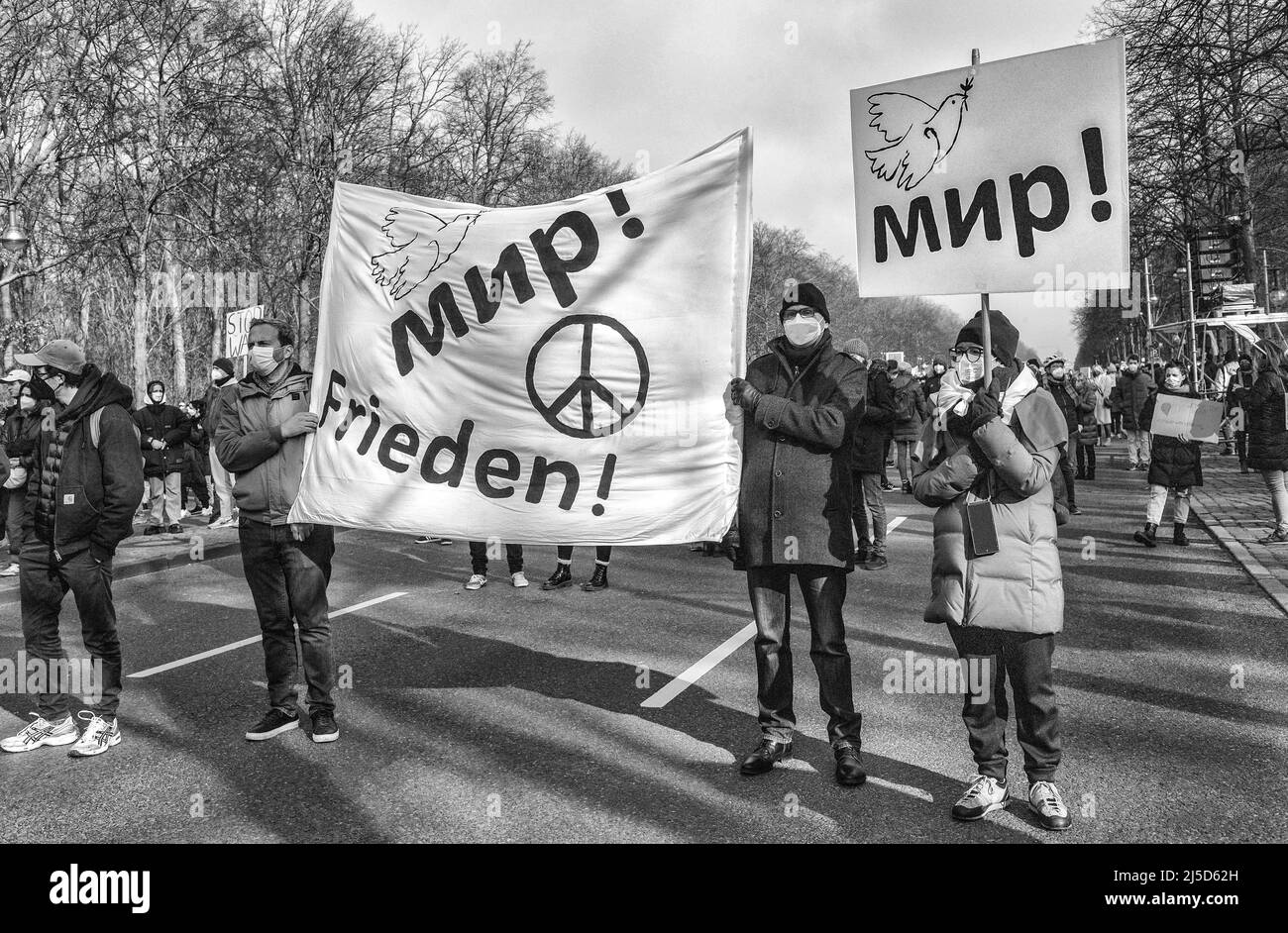 Germania, Berlino, 27.02.2022. Dimostrazione contro Putin e le bandiere russe di invasione. [traduzione automatizzata] Foto Stock