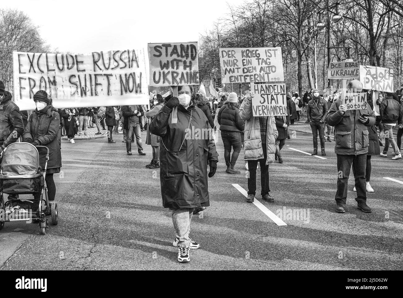 Germania, Berlino, 27 febbraio 2022. Dimostrazione contro Putin e l'invasione russa dell'Ucraina a Berlino il 27 febbraio 2022. Banner e cartelloni [traduzione automatica] Foto Stock