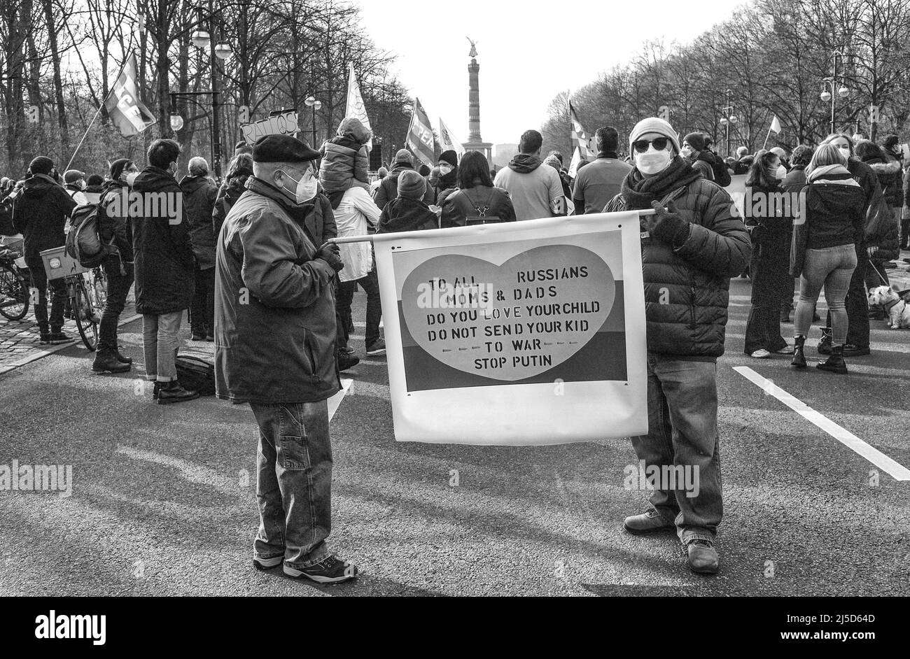 Germania, Berlino, 27 febbraio 2022. Manifestazione contro Putin e l'invasione russa dell'Ucraina a Berlino, 27 febbraio 2022. Banner. [traduzione automatizzata] Foto Stock