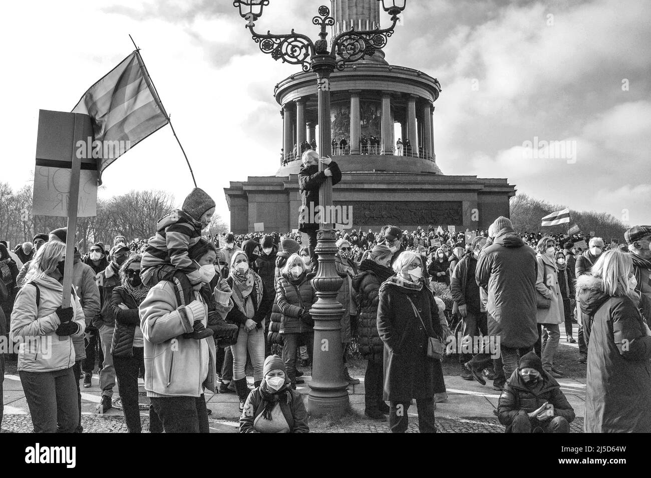 Germania, Berlino, 27.02.2022. Manifestazione contro Putin e la bandiera e il manifesto dell’invasione russa. [traduzione automatizzata] Foto Stock