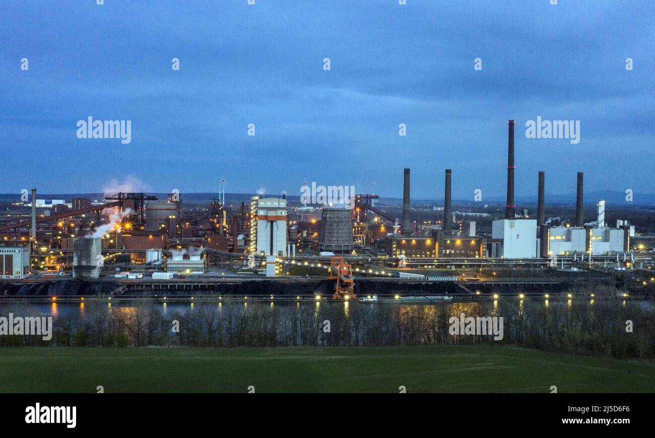 «Salzgitter, 12 aprile 2022 - Vista delle acciaierie della Salzgitter AG. Salzgitter AG, Avacon e Linde avviano la gestione di una produzione industriale di idrogeno basata sull'elettricità prodotta dall'energia eolica. Con il funzionamento del progetto ''Wind Hydrogen Salzgitter - WindH2'', l'idrogeno verde sarà prodotto sul sito di Huettenwerk in futuro. [traduzione automatizzata]' Foto Stock