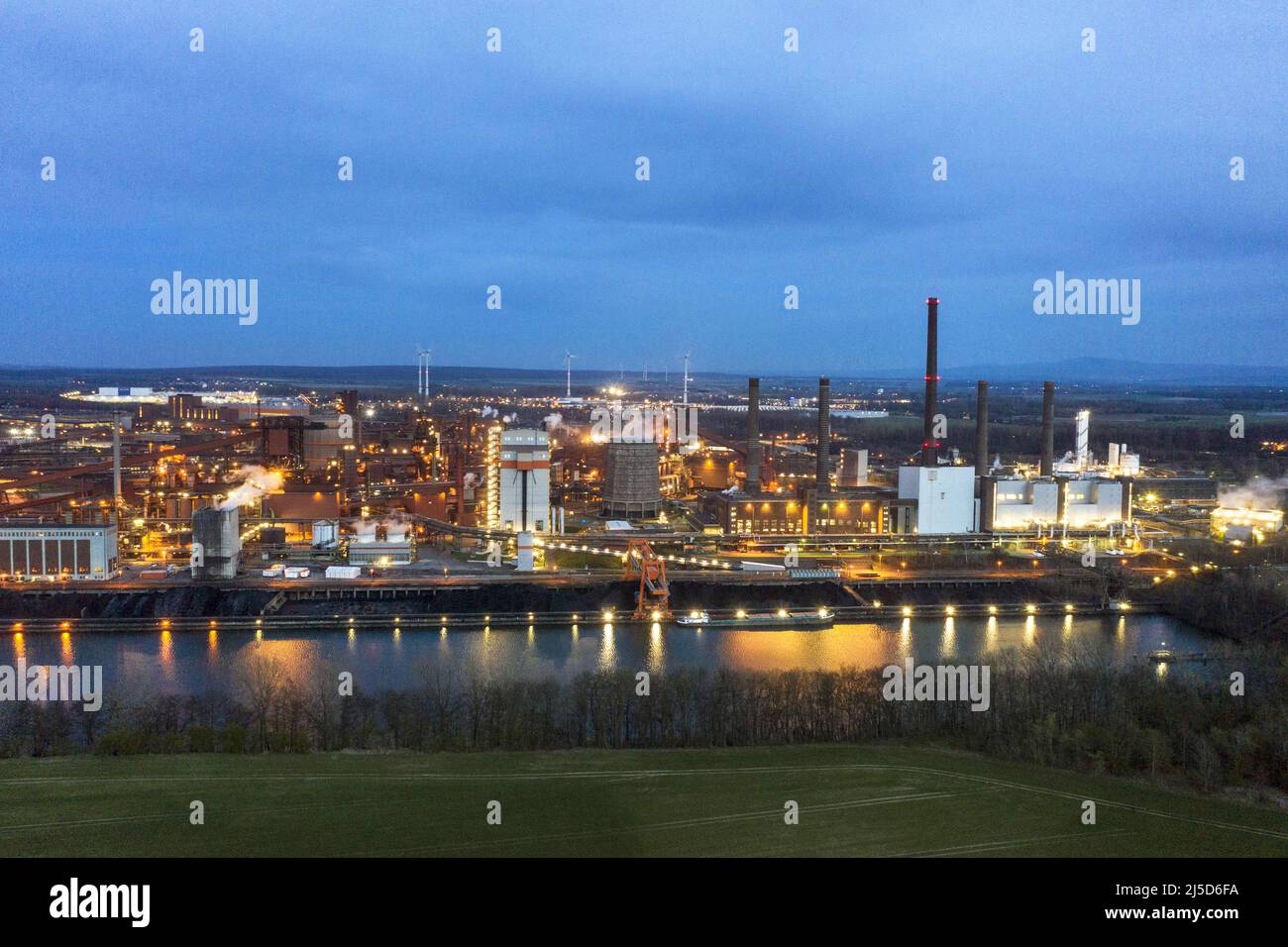 «Salzgitter, 12 aprile 2022 - Vista delle acciaierie della Salzgitter AG. Salzgitter AG, Avacon e Linde avviano la gestione di una produzione industriale di idrogeno basata sull'elettricità prodotta dall'energia eolica. Con il funzionamento del progetto ''Wind Hydrogen Salzgitter - WindH2'', l'idrogeno verde sarà prodotto sul sito di Huettenwerk in futuro. [traduzione automatizzata]' Foto Stock
