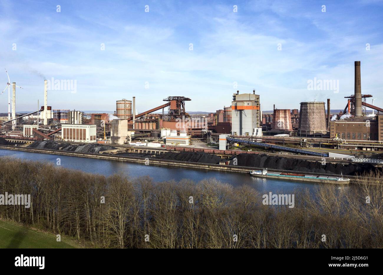 «Salzgitter, 12 aprile 2022 - Vista delle acciaierie della Salzgitter AG. Salzgitter AG, Avacon e Linde avviano la gestione di una produzione industriale di idrogeno basata sull'elettricità prodotta dall'energia eolica. Con il funzionamento del progetto ''Wind Hydrogen Salzgitter - WindH2'', l'idrogeno verde sarà prodotto sul sito di Huettenwerk in futuro. [traduzione automatizzata]' Foto Stock