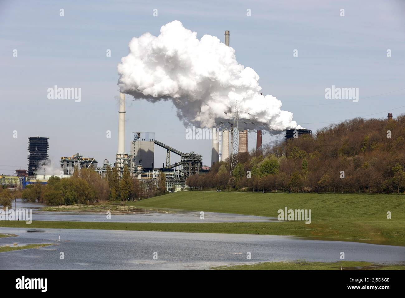 Duisburg, 11 aprile 2022 - vapore sorge dalla torre di loesch di un impianto di coke presso la acciaieria ThyssenKrupp di Duisburg Hamborn, [traduzione automatica] Foto Stock
