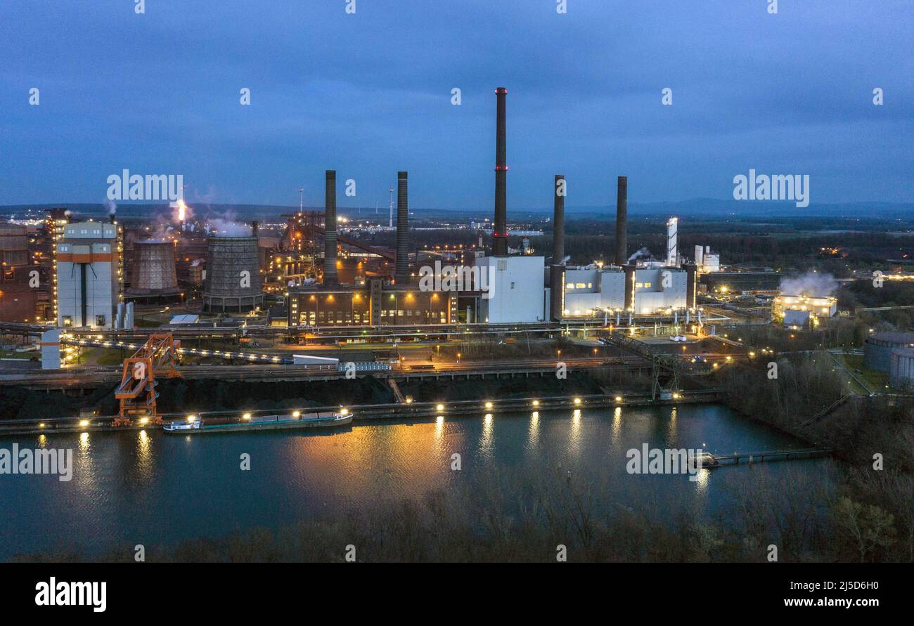 «Salzgitter, 12 aprile 2022 - Vista delle acciaierie della Salzgitter AG. Salzgitter AG, Avacon e Linde avviano la gestione di una produzione industriale di idrogeno basata sull'elettricità prodotta dall'energia eolica. Con il funzionamento del progetto ''Wind Hydrogen Salzgitter - WindH2'', l'idrogeno verde sarà prodotto sul sito di Huettenwerk in futuro. [traduzione automatizzata]' Foto Stock