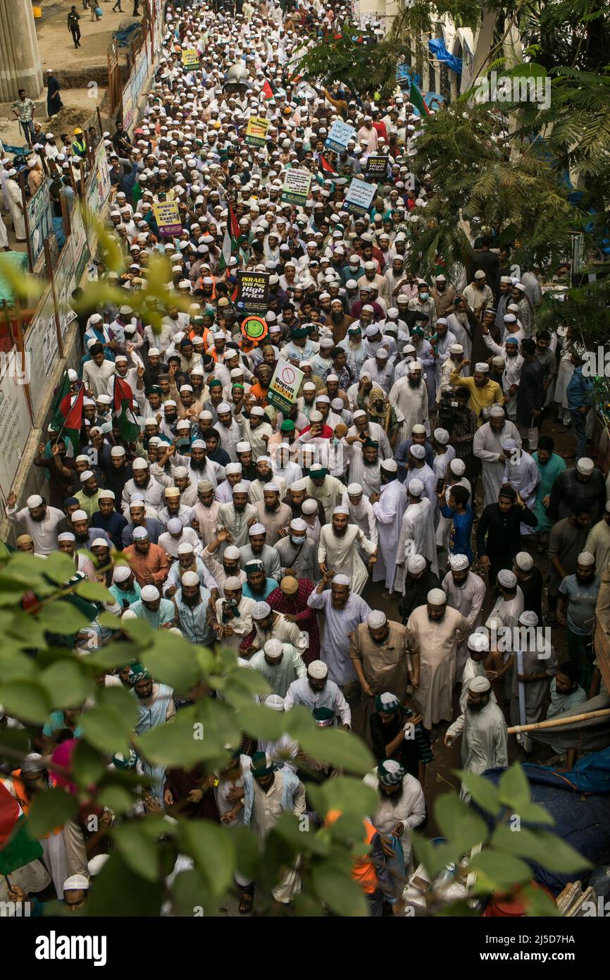 Dhaka, Bangladesh. 22nd Apr 2022. Folle di manifestanti dagli Islami Andolon Bangladesh, marzo a Dhaka City durante la manifestazione. I musulmani hanno organizzato un raduno contro i burnings Quran previsti da un gruppo di destra in Svezia e per dimostrare la solidarietà per il popolo palestinese dopo i loro recenti scontri con la polizia israeliana alla moschea di al-Aqsa. (Foto di Sazzad Hossain/SOPA Images/Sipa USA) Credit: Sipa USA/Alamy Live News Foto Stock