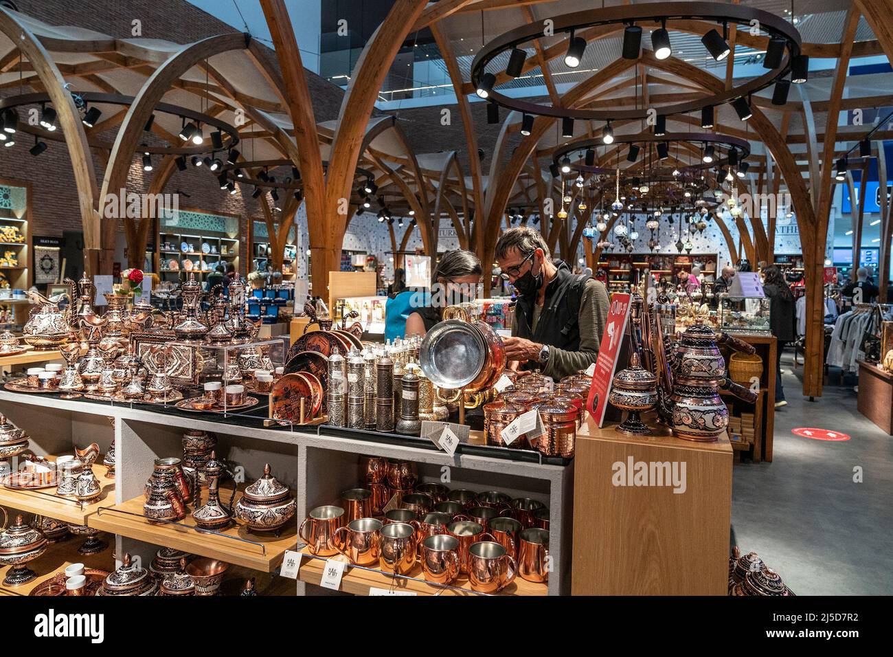 Istanbul, Turchia. 21st Apr 2022. I viaggiatori esaminano i tradizionali souvenir turchi esposti nei negozi duty free dell'aeroporto internazionale di Istanbul durante il mese Santo del Ramadan. L'aeroporto è arredato con gusto per l'occasione del Ramadan. I negozi duty free sono pieni di dolci tradizionali turchi come Rahat Lokum noto come la delizia turca, halva, souvenir tra cui tappeti per preghiere e hookah (Foto di RadLev in/Pacific Press) Credit: Pacific Press Media Production Corp./Alamy Live News Foto Stock