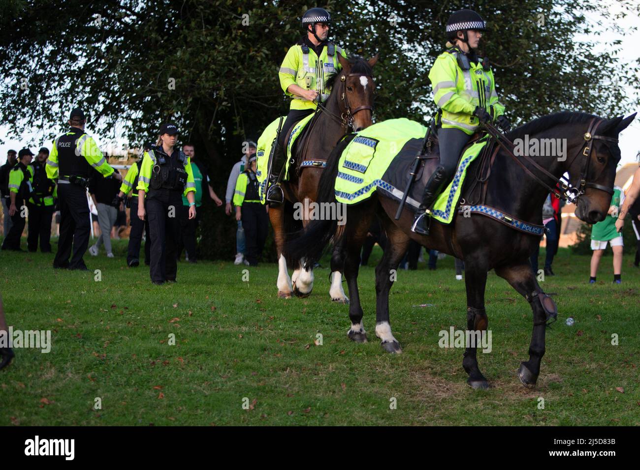 Polizia dopo la partita di calcio Foto Stock