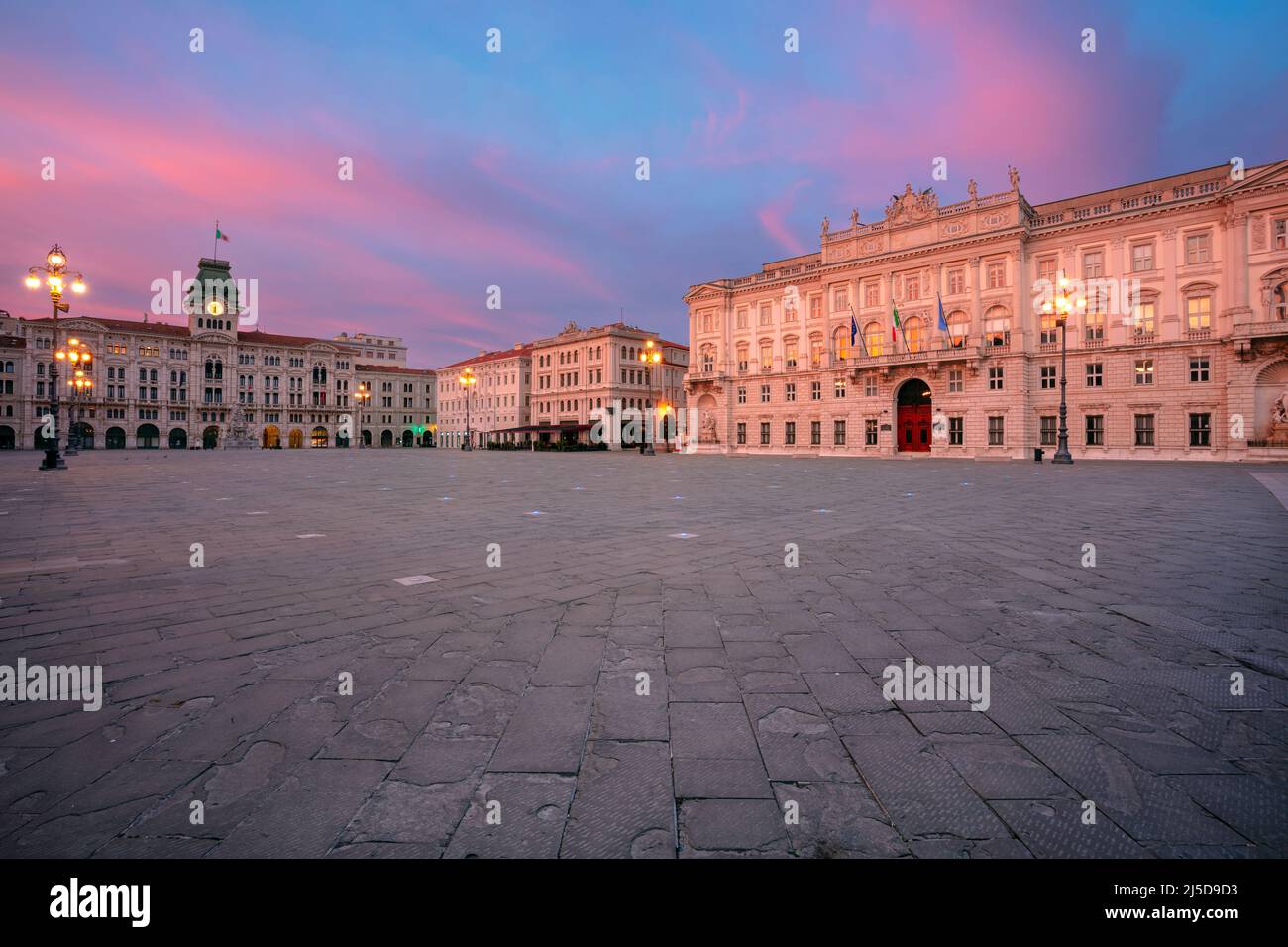 Trieste, Italia. Immagine del paesaggio urbano del centro di Trieste, Italia con la piazza principale all'alba drammatica. Foto Stock