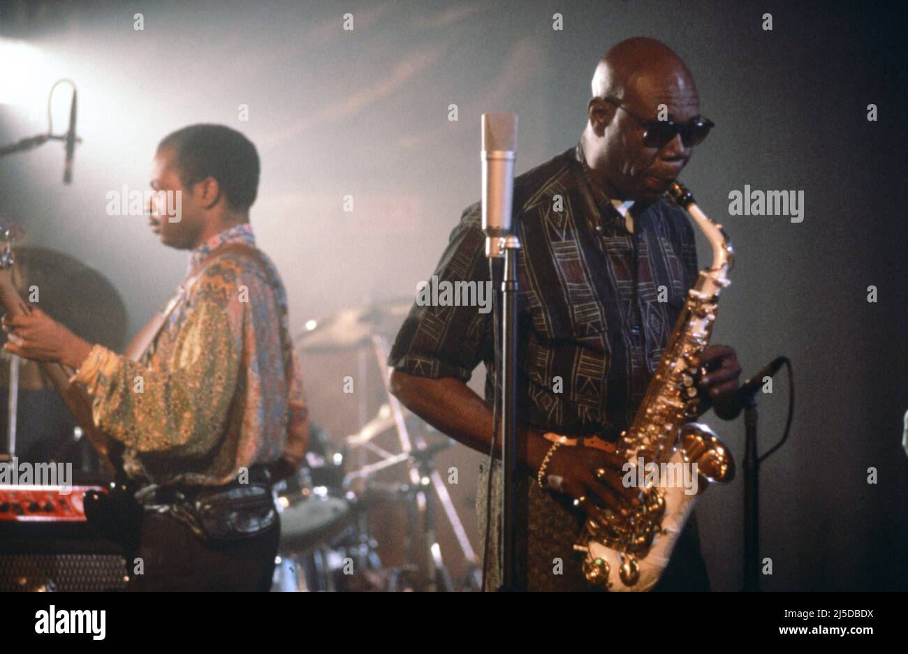 Il musicista jazz Manu Dibango è presente al programma televisivo '52nd Street'. Novembre 23, 1990 Foto Stock