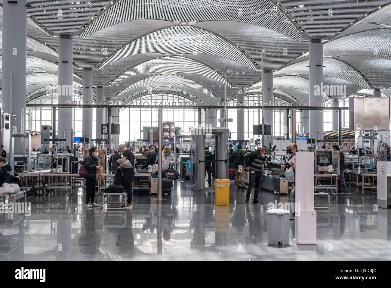 Istanbul, Turchia. 21st Apr 2022. Durante il mese Santo del Ramadan, i viaggiatori si sono visti passare attraverso i controlli di sicurezza all'Aeroporto Internazionale di Istanbul. L'aeroporto è arredato con gusto per l'occasione del Ramadan. I negozi duty free sono pieni di dolci tradizionali turchi come Rahat Lokum, noto come la delizia turca, halva, souvenir compresi tappeti per preghiere e zoccoli (Credit Image: © Lev Radin/Pacific Press via ZUMA Press Wire) Foto Stock
