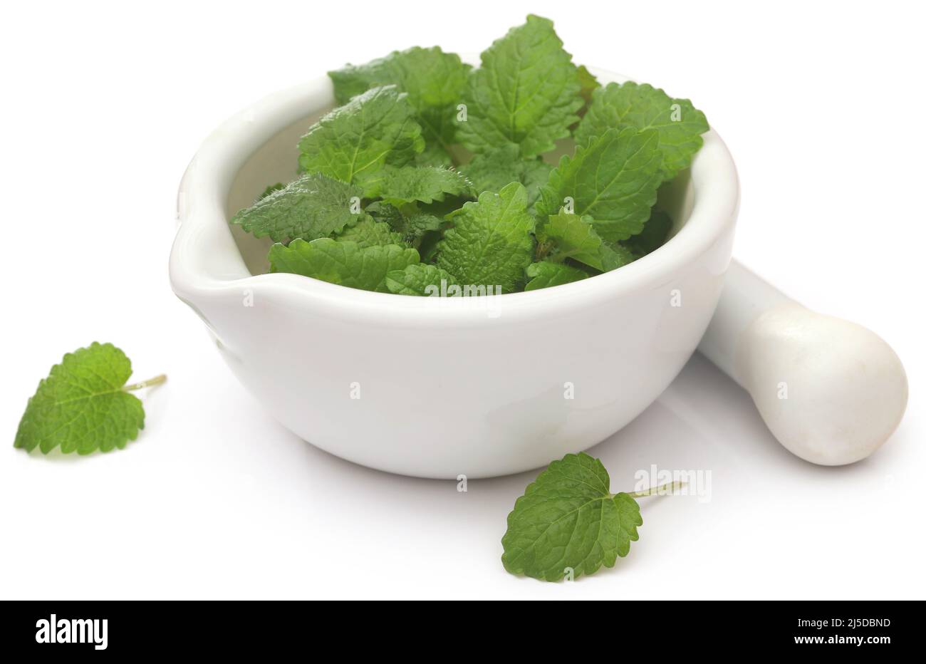 Balsamo al limone fresco e biologico con mortaio e pestello su sfondo bianco Foto Stock