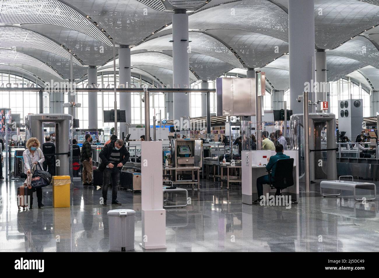 Istanbul, Turchia. 21st Apr 2022. Durante il mese Santo del Ramadan, i viaggiatori si sono visti passare attraverso i controlli di sicurezza all'Aeroporto Internazionale di Istanbul. L'aeroporto è arredato con gusto per l'occasione del Ramadan. I negozi duty free sono pieni di dolci tradizionali turchi come Rahat Lokum, noto come la delizia turca, halva, souvenir compresi tappeti per preghiere e zoccoli (Credit Image: © Lev Radin/Pacific Press via ZUMA Press Wire) Foto Stock