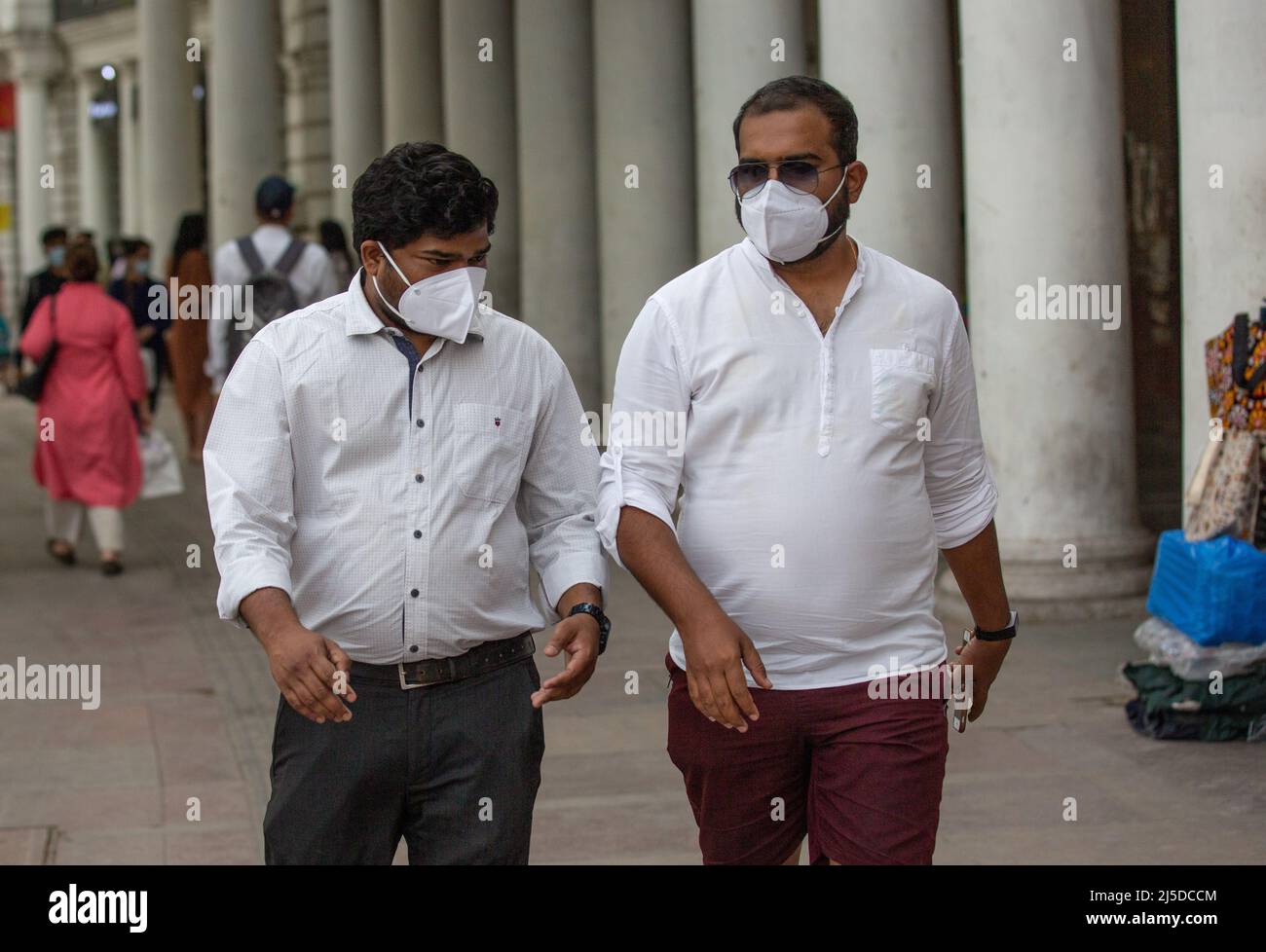 New Delhi, India. 22nd Apr 2022. La gente che indossa le maschere di faccia cammina ad un posto di mercato a Nuova Delhi, India, 22 aprile 2022. Il COVID-19 dell'India è aumentato a 43.052.425 il venerdì, mentre 2.451 nuovi casi sono stati registrati durante le ultime 24 ore attraverso il paese, ha mostrato i dati più recenti del Ministero federale della sanità. Credit: Javed Dar/Xinhua/Alamy Live News Foto Stock