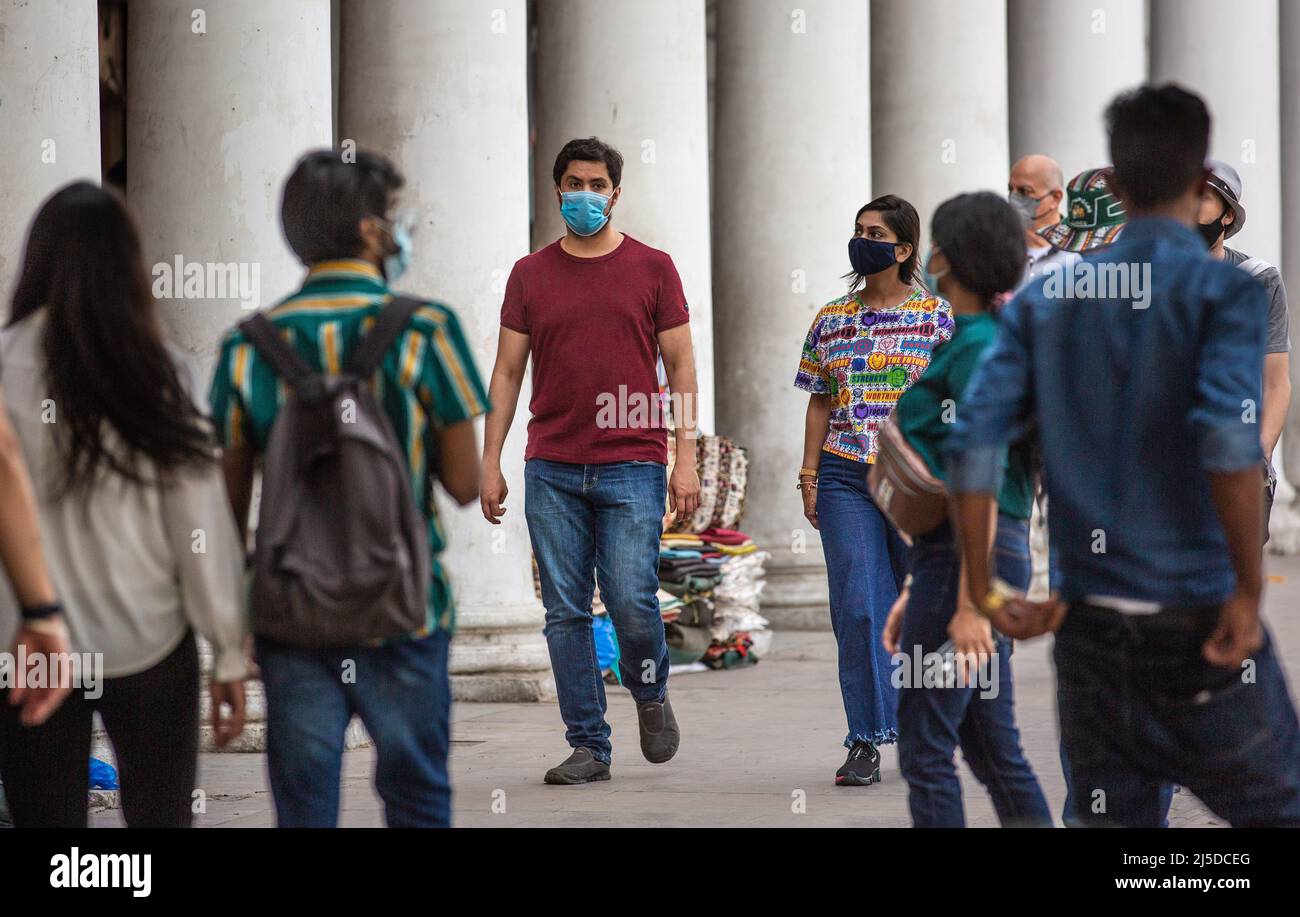 New Delhi, India. 22nd Apr 2022. La gente che indossa le maschere di faccia cammina ad un posto di mercato a Nuova Delhi, India, 22 aprile 2022. Il COVID-19 dell'India è aumentato a 43.052.425 il venerdì, mentre 2.451 nuovi casi sono stati registrati durante le ultime 24 ore attraverso il paese, ha mostrato i dati più recenti del Ministero federale della sanità. Credit: Javed Dar/Xinhua/Alamy Live News Foto Stock