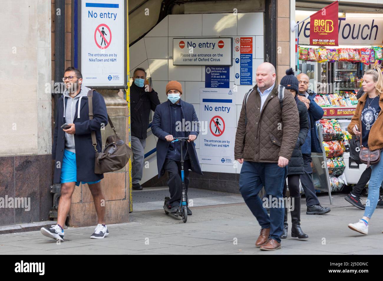 I pendolari del mattino hanno visto uscire dalla stazione della metropolitana di Oxford Circus, per lo più senza maschere. Immagini scattate il 6th aprile 2022. © Belinda Jiao jiao.bilin@ Foto Stock