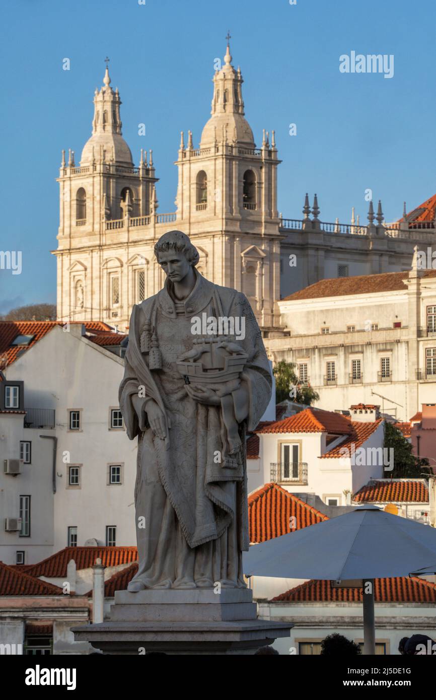 Statua des São Vicente, Portas do Sol, dahinter Kirche und Kloster von Sao Vicente de Fora, Alfama Viertel, Lissabon, Portogallo, Europa Foto Stock
